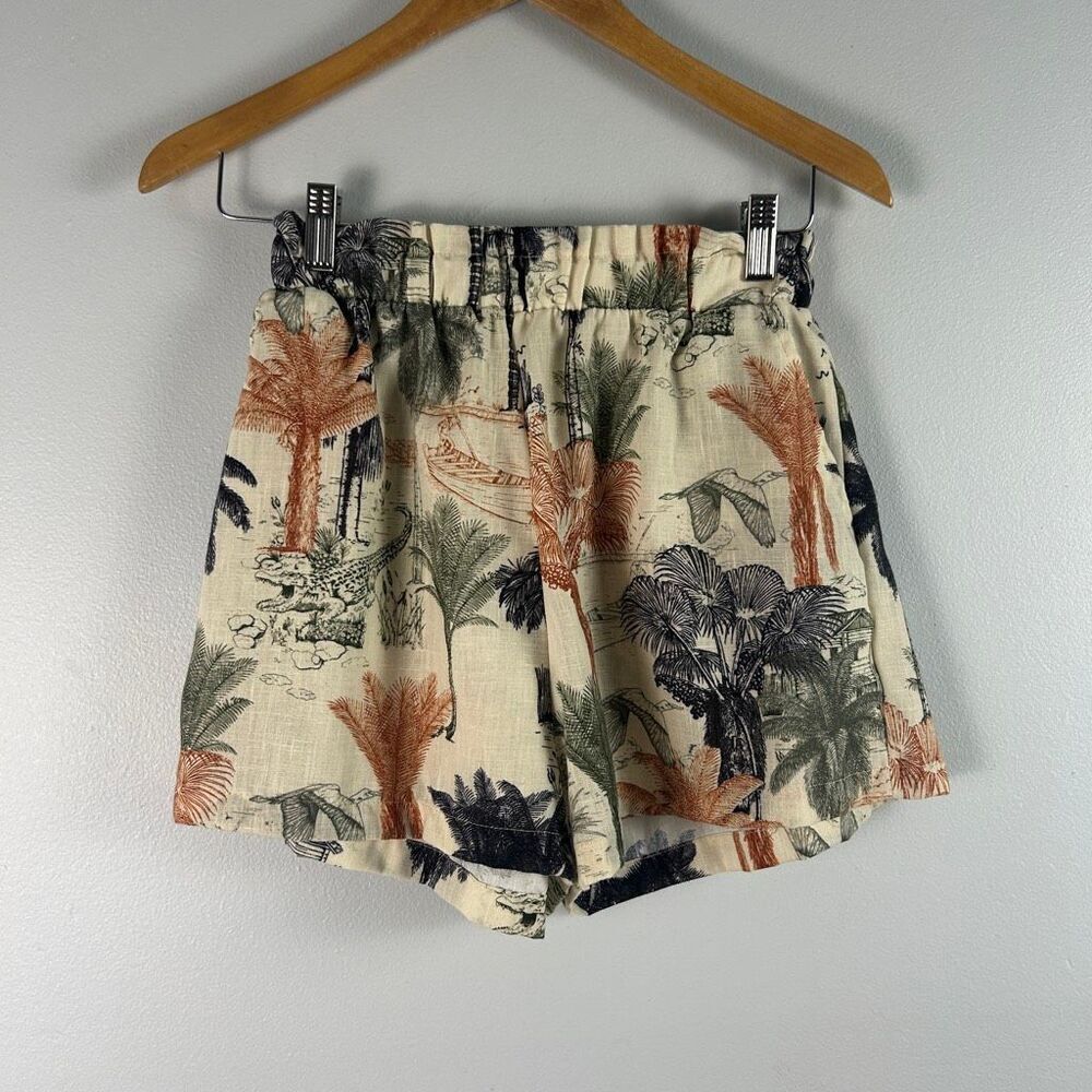 Off-Shoulder Floral Crop Top in Muted Palm Print Shorts Set - Picture 7 of 8